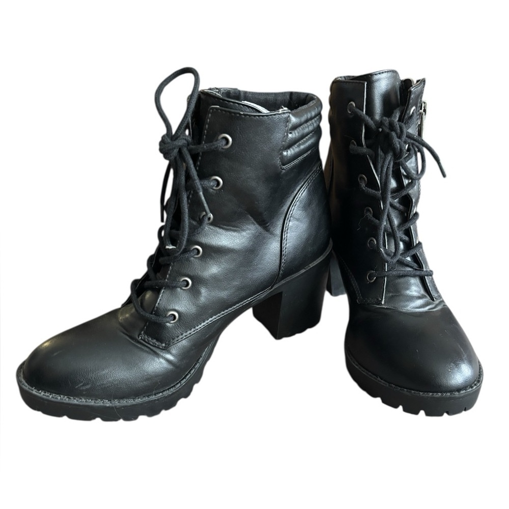 Chic Steve Madden Black Lace-Up Block Heel Boots with Zipper and Tread Size 8.5 - Picture 2 of 10